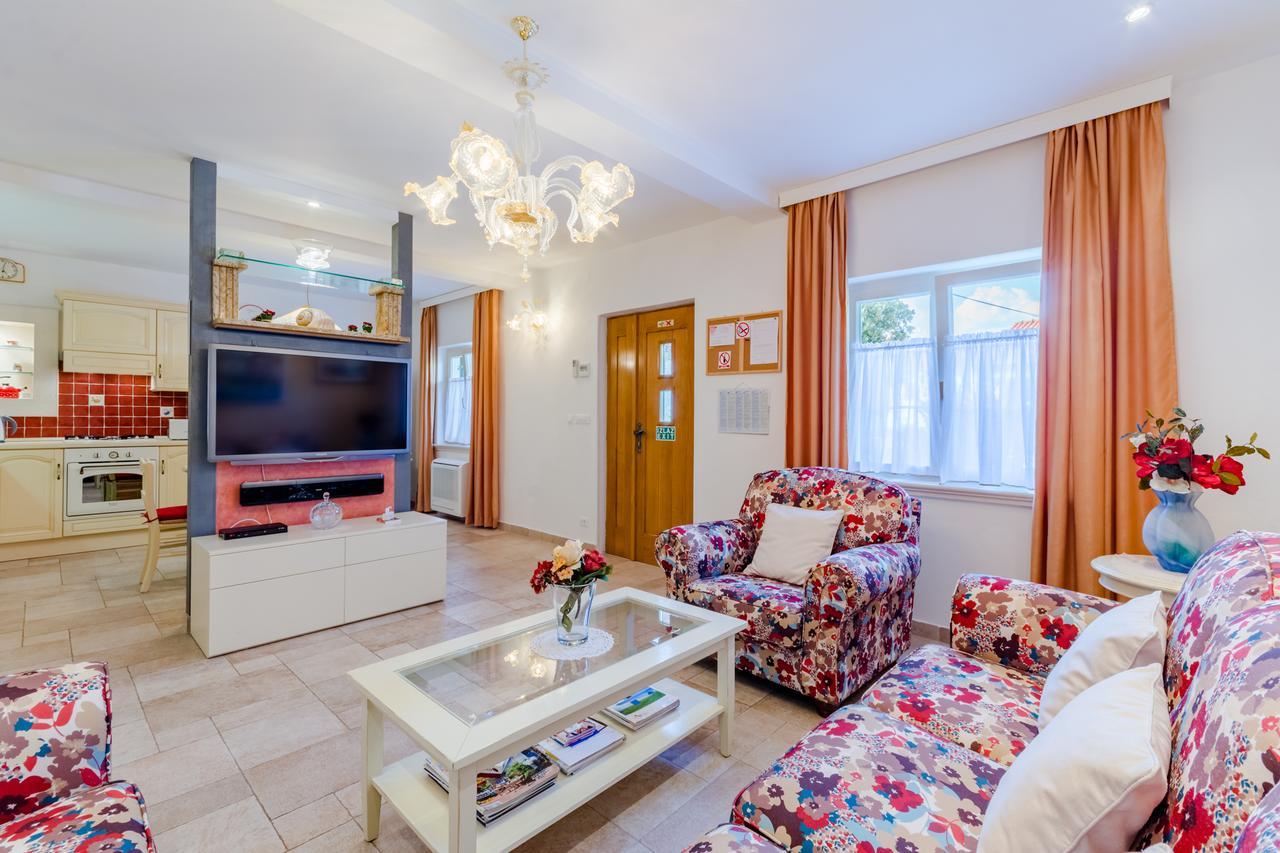Apartments Villa Camellia - Adults Only Supetar Εξωτερικό φωτογραφία