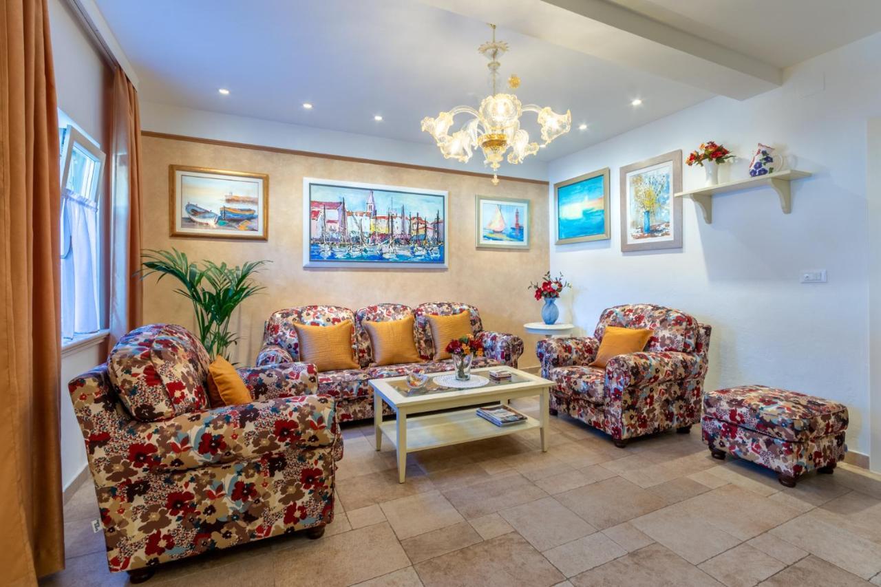 Apartments Villa Camellia - Adults Only Supetar Εξωτερικό φωτογραφία
