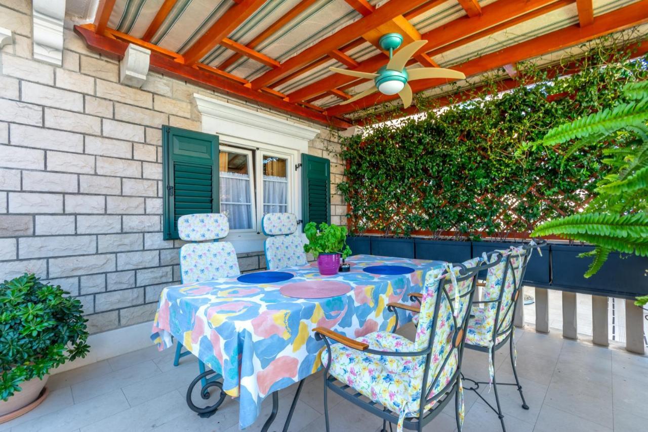 Apartments Villa Camellia - Adults Only Supetar Εξωτερικό φωτογραφία